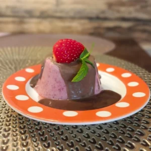 Vaarika mousse šokolaadikattega, värske maasika ja mündiga
